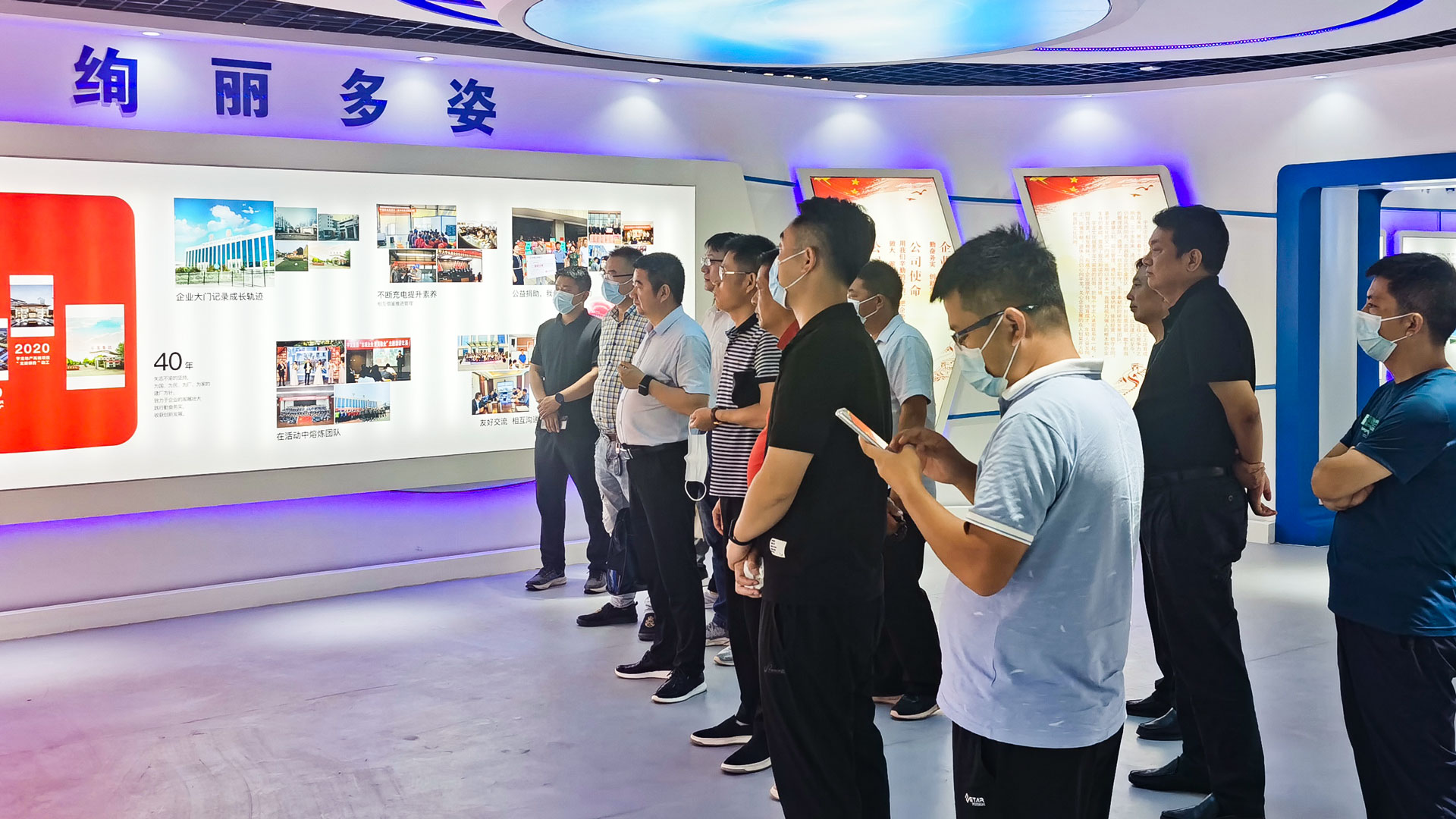 图2展厅参观.jpg
