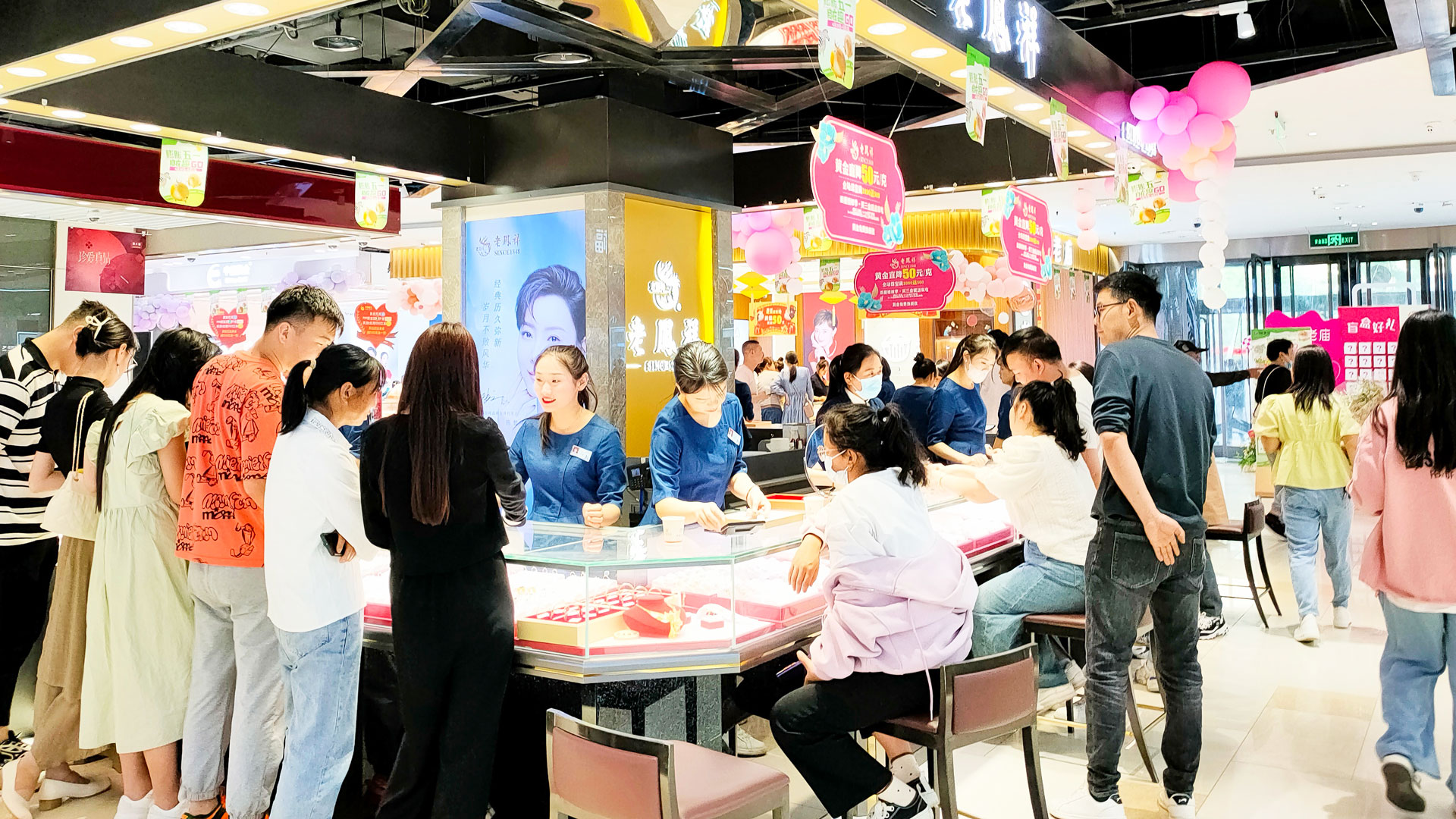 百货公司：“五一”坚守岗位，护航假期图二.jpg