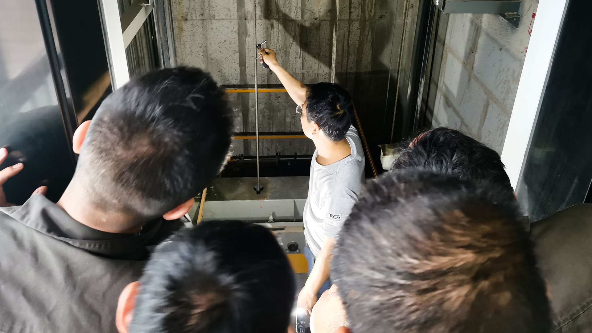 2水电维修中心：开展焊接技术及电梯紧急救援培训，提高工程部实践操作能力.jpg
