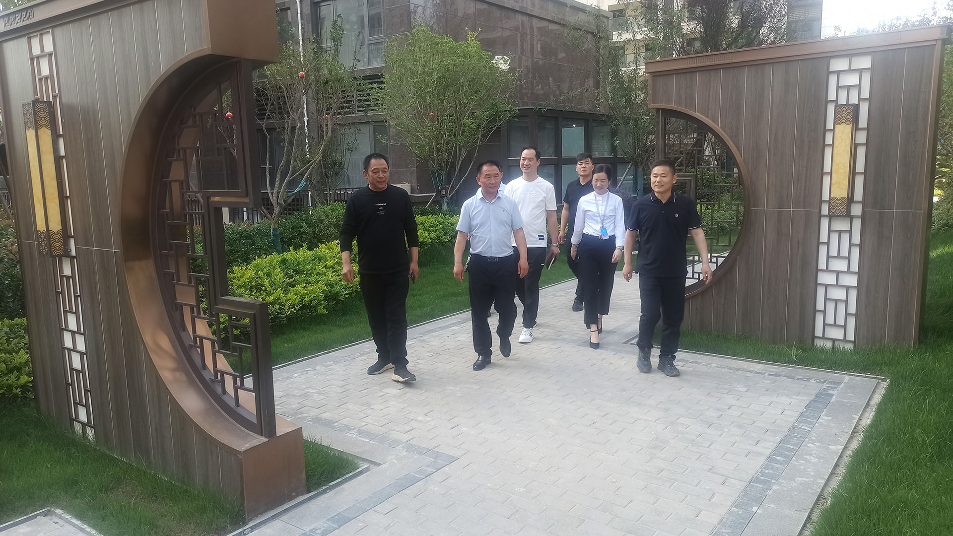 长社办政协委员莅临龙湖御府调研考察1.jpg
